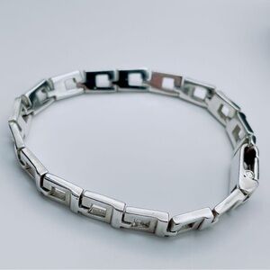 Gucci Bracelet Shape Silver